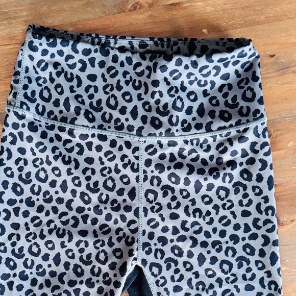 Stylish Gray Leopard Print Leggings - Picture 10 of 10